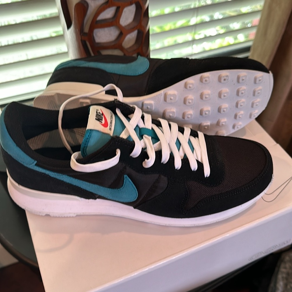 Nike Internationalist Men US 9.5M Blk/Aqua